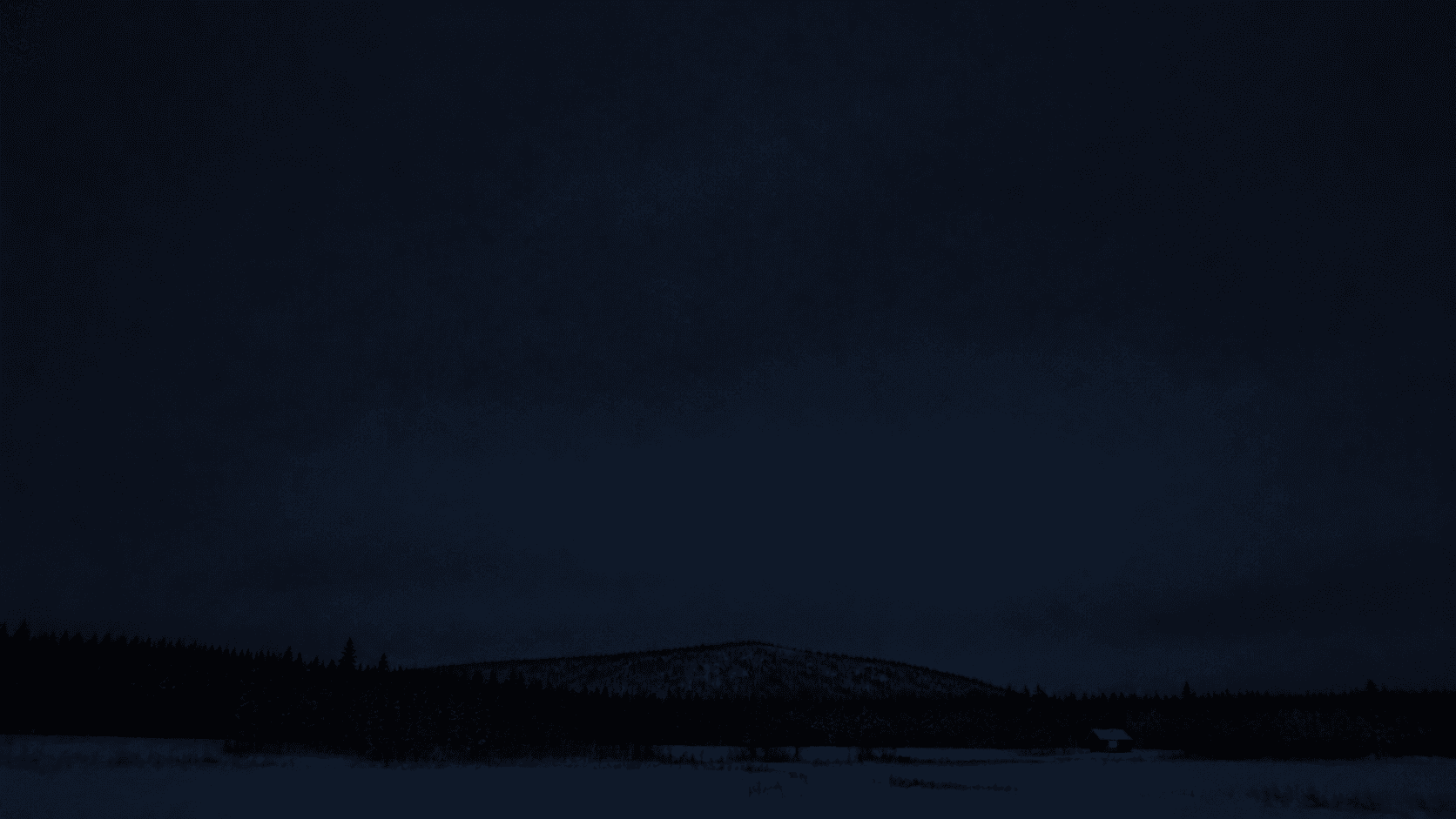 深夜雪地遠方只有一扇暖光窗戶